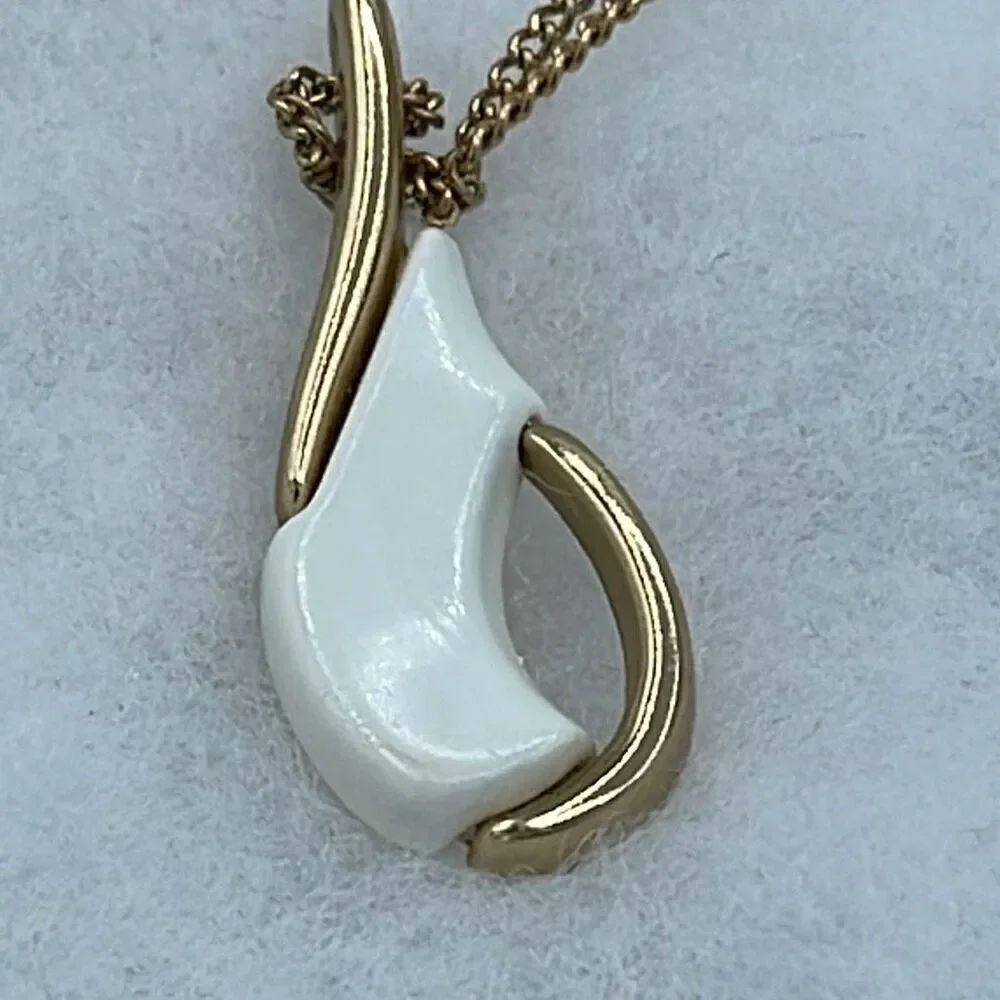 Vintage Sarah Coventry teardrop necklace.